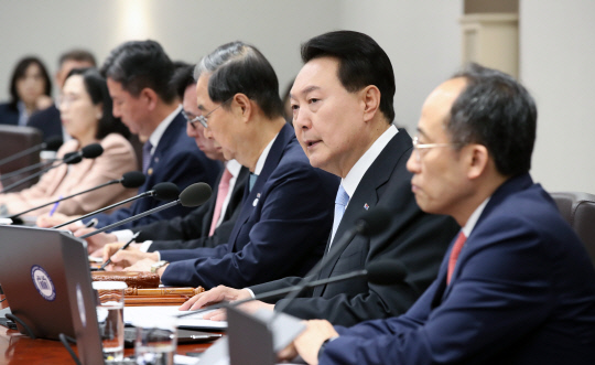 윤석열 대통령이 13일 서울 용산 대통령실에서 열린 국무회의에서 모두발언을 하고 있다. 대통령실통신사진기자단=연합뉴스